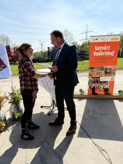 Leonie erhält ihr Zertifikat als Bauernhofpädagogin